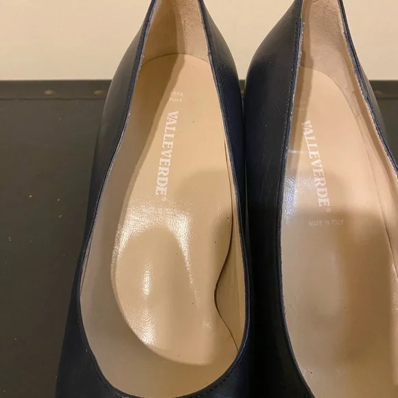 Vallaverde Chic Navy Blue Women’s Leather Heels w/ Letter V on Heel, Sz 8-1/2. - Picture 13 of 14